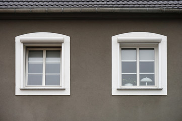 Fototapeta na wymiar Zwei PVC Fenster mit außen liegenden Rollladenkästen