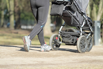 Joggerin mit Kinderwagen