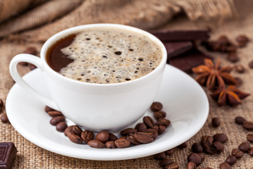 Obraz na płótnie Canvas Americano coffee in a white cup with cinnamon