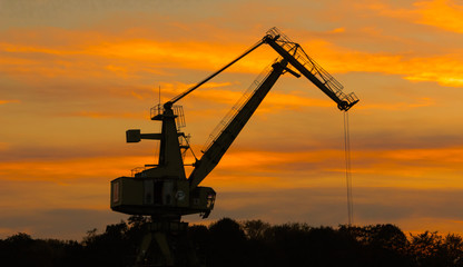 Kran im Industrie Hafen bei Sonnenuntergang