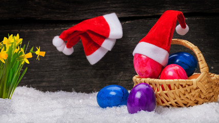 Weihnachtsmützen, Ostereier, Osterglocken
