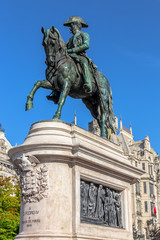 Fototapeta premium Statue of the king Pedro IV on the Liberdade square in Porto