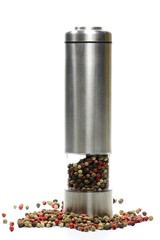 bunter Pfeffer in elektrischer Pfeffermühle isoliert auf weißem Hintergrund