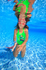 Obraz na płótnie Canvas Girl in swimming pool