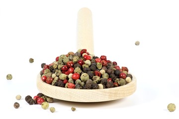 bunter Pfeffer auf einem Kochlöffel isoliert auf weißem Hintergrund