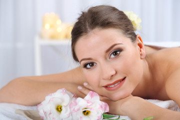 Obraz na płótnie Canvas Beautiful young woman having relax in spa salon