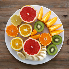 Obstteller: Zitrusfrüchte, Kiwi und Banane