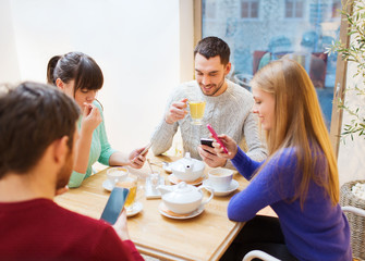 Fototapeta premium group of friends with smartphones meeting at cafe