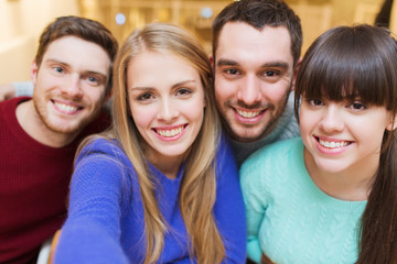 Obraz premium grupa uśmiechniętych przyjaciół przy selfie