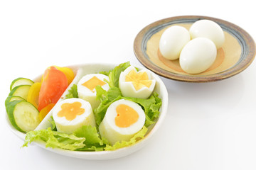 新鮮なサラダとゆで卵