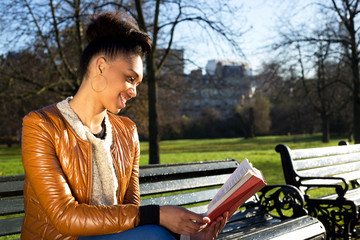 Fototapeta na wymiar young woman reading a book in the park