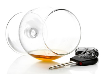 Naklejka premium Glass of alcoholic drink and car key, isolated on white