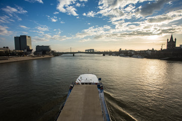 Obraz premium ship on the rhine river in cologne