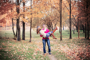 Naklejka premium couple in the autumn park