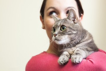 Young woman holding European shorthair cat - 74515630