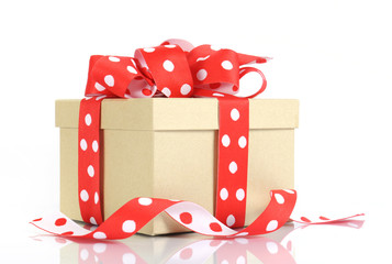 Fototapeta premium Kraft gift box and red and white polka dot ribbon 