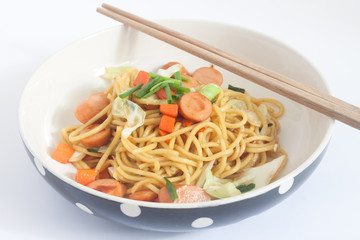 Fried noodles with sausage and vegetables