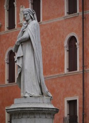Fototapeta na wymiar Statue of Dante Alighieri in Verona in Italy