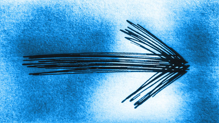 schwarzer Pfeil auf hellblauem Hintergrund...