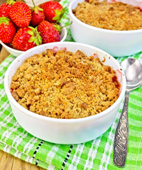 Crumble strawberry on green napkin with berries