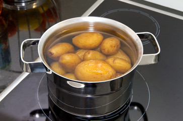 Kartoffeln im Kochtopf