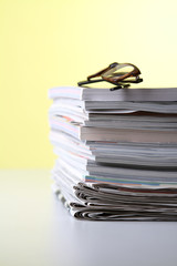 Zeitungsstapel mit Brille