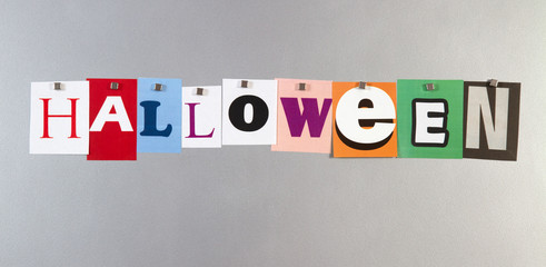 Halloween in Form von Papierschnipseln an einer Metallpinwand