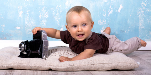 kleines Baby mit alter Kamera