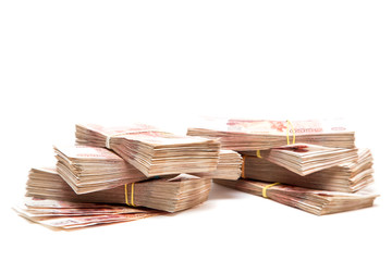 Пачки российских денег на белом фоне