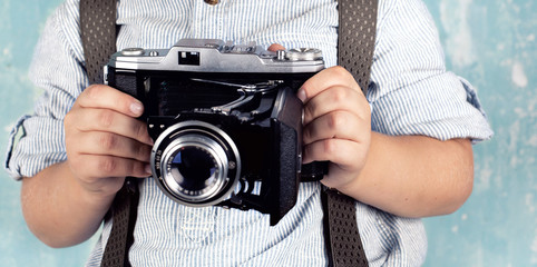 Kind hält antike Kamera