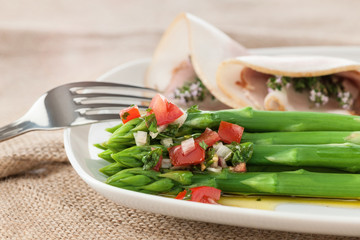 Grüner Spargel mit Schinken