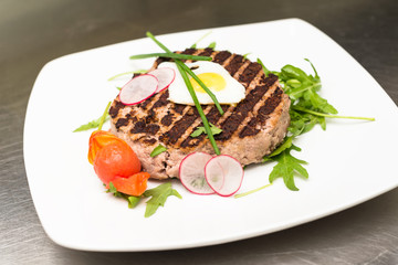 Hamburger di manzo arrosto con contorno