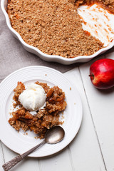 apple crumble with ice cream