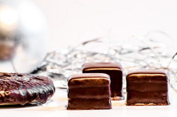 Dominosteine mit Lebkuchen, Christbaumkugel und Lametta