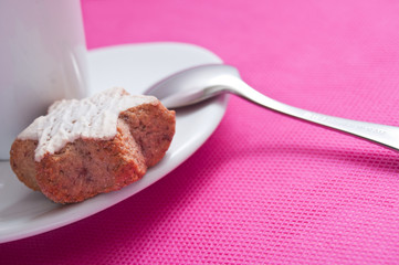 tasse de café avec pâtisserie alsacienne sur fond rose, 