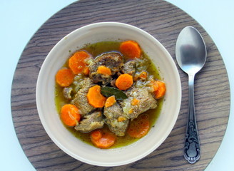 assiette de bœuf bourguignon aux carottes
