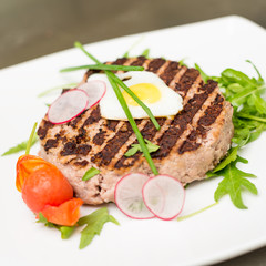 Hamburger di manzo arrosto con contorno