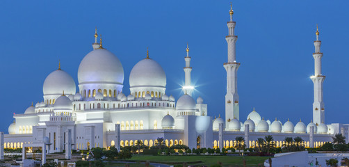 Fototapeta na wymiar Panoramic view of Abu Dhabi Sheikh Zayed Mosque by night