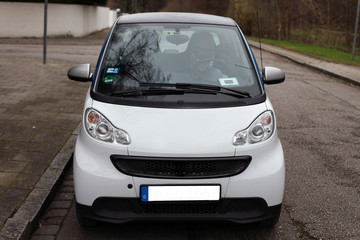 Mann in Fahrzeug - Carsharing