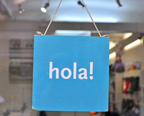 "Hi" sign in spanish