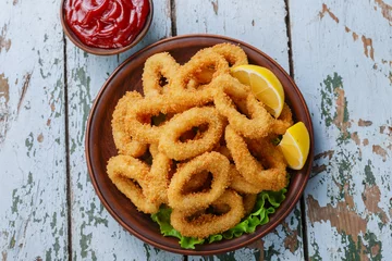 Crédence de cuisine en verre imprimé Crustacés fried squid rings breaded with lemon