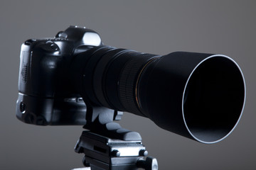 Digitale SLR Kamera mit Teleobjektiv auf Stativ Nahaufnahme