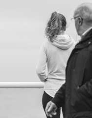 Anciano paseando por la ciudad