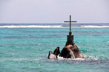 A cross as a Christian sanctuary at sea off the Seychelles - obrazy, fototapety, plakaty