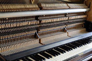 inside the piano: string, pins and hammers