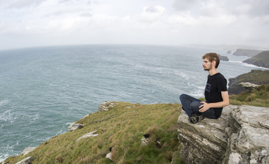 Fototapeta na wymiar Sitting on the edge of Grass Hill cliff