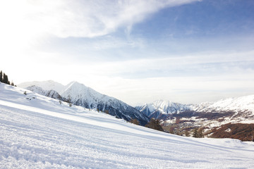 Fototapeta na wymiar Pista da sci in montagna