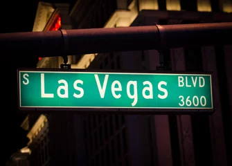 Poster Las Vegas Boulevard street sign at night. © nuinthesky