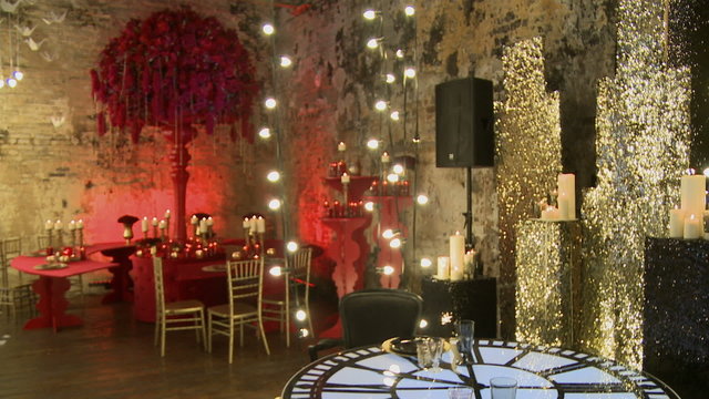 Chic wedding interior in red and gold tones