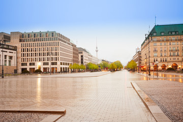 Fototapeta premium Pariser Platz, ulica Unter den Linden w Berlinie